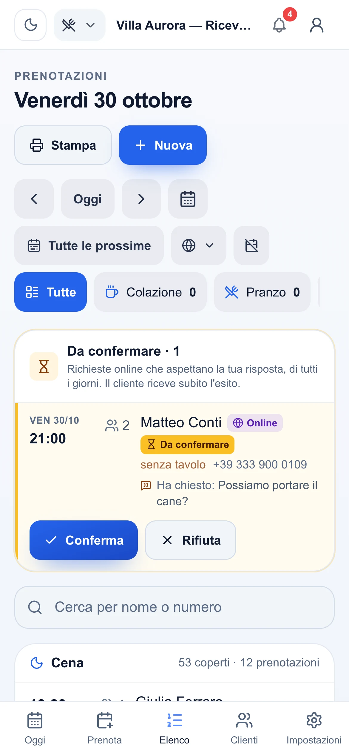 L'elenco delle prenotazioni della sera sul telefono